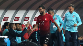 Turecko šalie, Arda Turan sa smial. Ticho v lietadle, islandskí chlapci spia