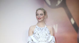Herečka Emma Stone v kreácii Louis Vuitton. 