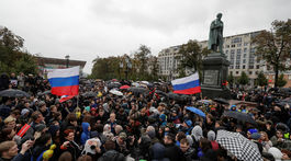 Stúpenci Navaľného demonštrovali na narodeniny Putina, polícia zatýkala