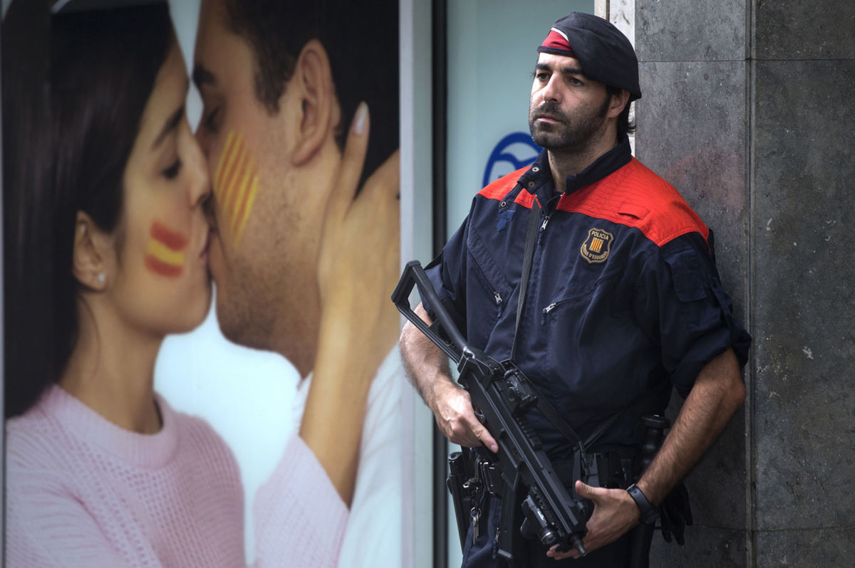 Policajt v Barcelone hliadkuje pri plagáte...