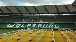 VIDEO: Je toto vôbec možné? Vietor roztancoval tribúnu vo Wolfsburgu