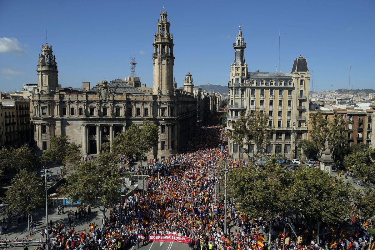 Tisíce ľudí vyšli do ulíc katalánskej metropoly...