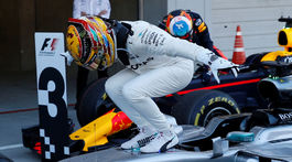 V Suzuke kraľoval Hamilton. Vettela opäť zradilo jeho Ferrari