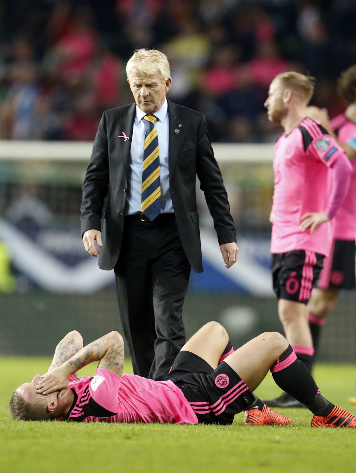 Škótsky tréner Gordon Strachan a ležiaci Leigh...