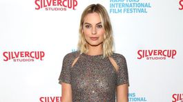 Naostro! Sexidol Margot Robbie odhalil nohy a nielen to... pozrite sa!
