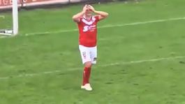 VIDEO: Prázdna bránka, obranca žiadny. Jasný gól? Ani náhodou