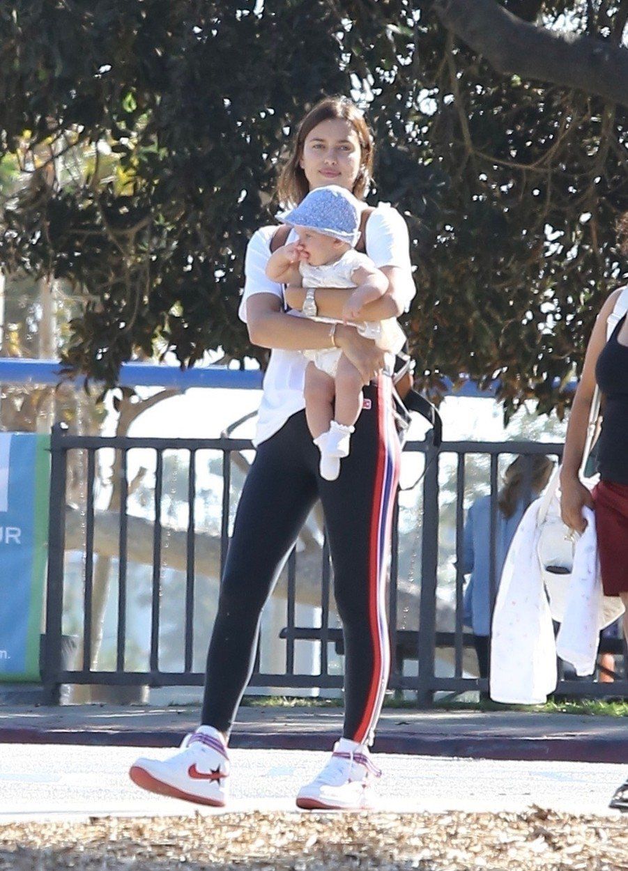 Irina Shayk na prechádzke s dcérou Leou.