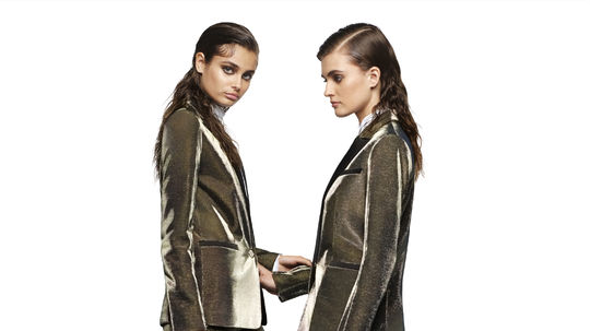 Metalické dezény na nohavicových kostýmoch Karl...