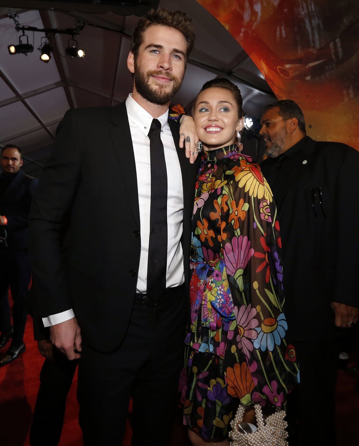 Liam Helmsworth a Miley Cyrus počas premiéry...