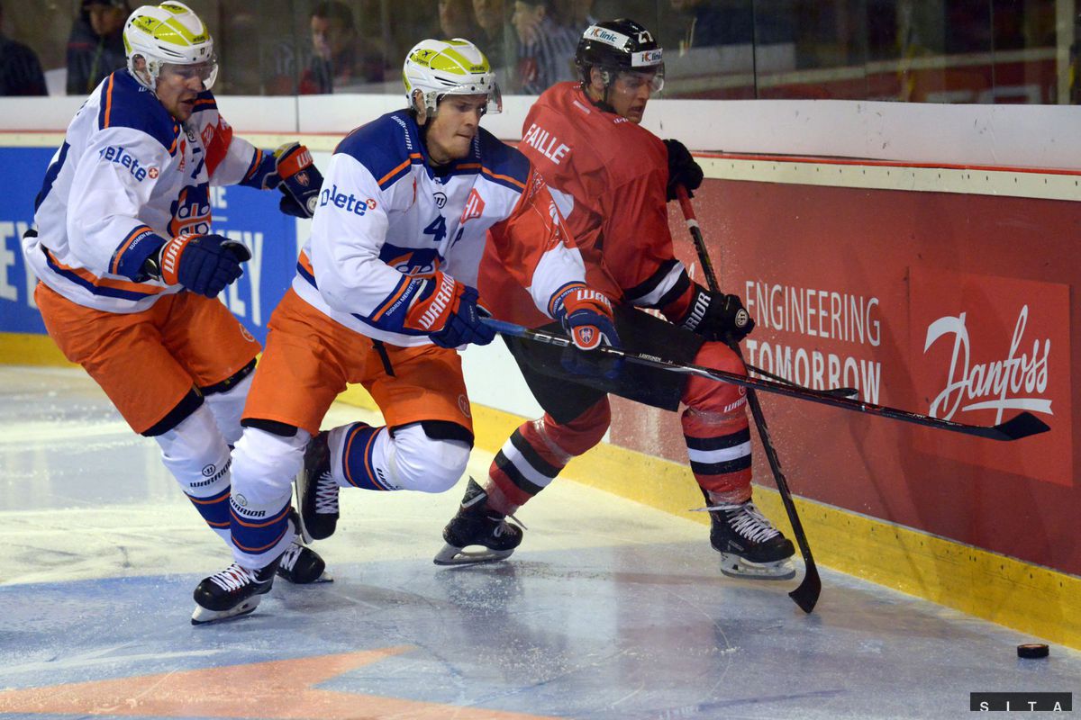 Hokejisti Tappary Tampere (v bielom)...