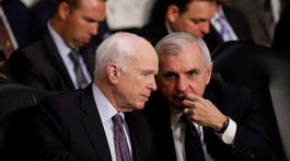 Senátori vinia Biely dom z váhania pri uplatňovaní protiruských sankcií