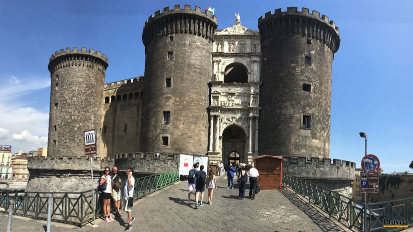 Castel Nuovo v Neapole.