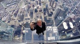 Jeden svet nazrie do pôrodníc aj do sveta extrémistov