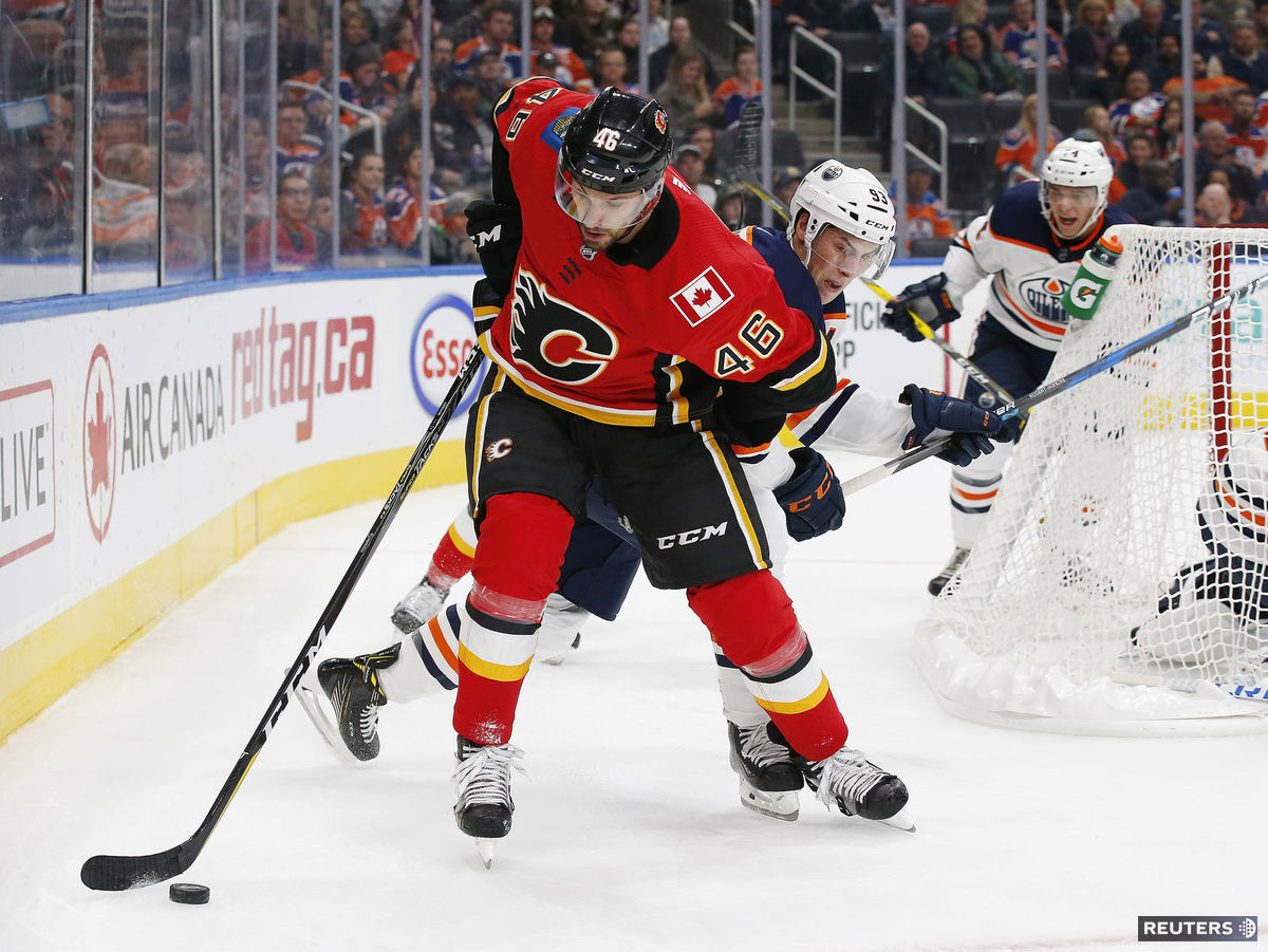 Marek Hrivík v drese Calgary Flames.