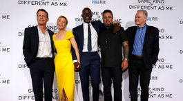 Michael Carney (druhý sprava) pózuje s hercami - zľava: Greg Kinnear, Renee Zellweger, Djimon Hounsou a Jon Voight na premiére filmu Same Kind of Different as Me.