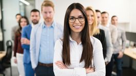 Vysokoškoláci zarábajú najviac, žiadaní sú na všetky pozície 