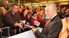 Karel Gott prvý raz žaluje novinára. Dôvodom sú fotky zo šatne či limuzíny