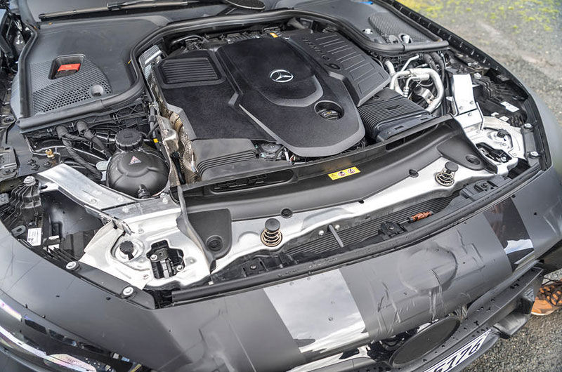 Pod kapotou sa objavia nové radové 6-valce,...