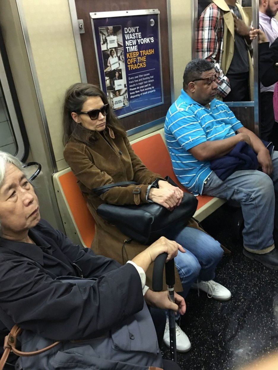 Katie Holmes cestuje newyorským metrom.