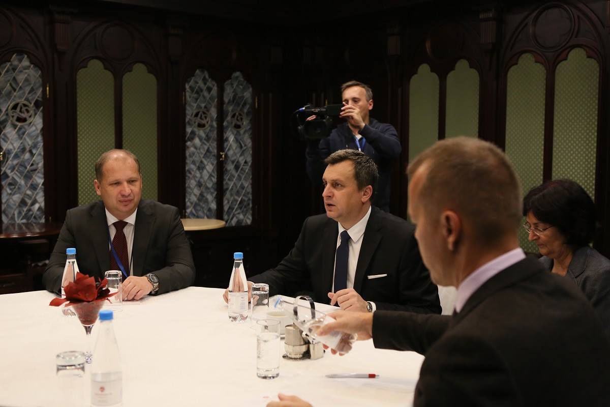 Andrej Danko (druhý zľava) sa v Petrohrade...
