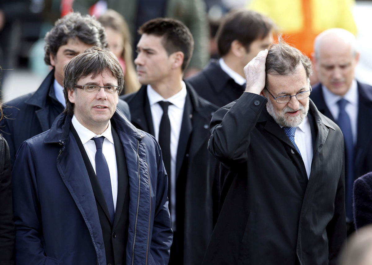 španielsky premiér Mariano Rajoy (vpravo) a...