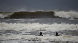 Búrka Ophelia má v Írsku dve obete, 5000 ľudí je bez elektriny