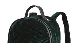 Zamatový ruksak z kolekcie Lindex, predáva sa za 29,99 eura. 