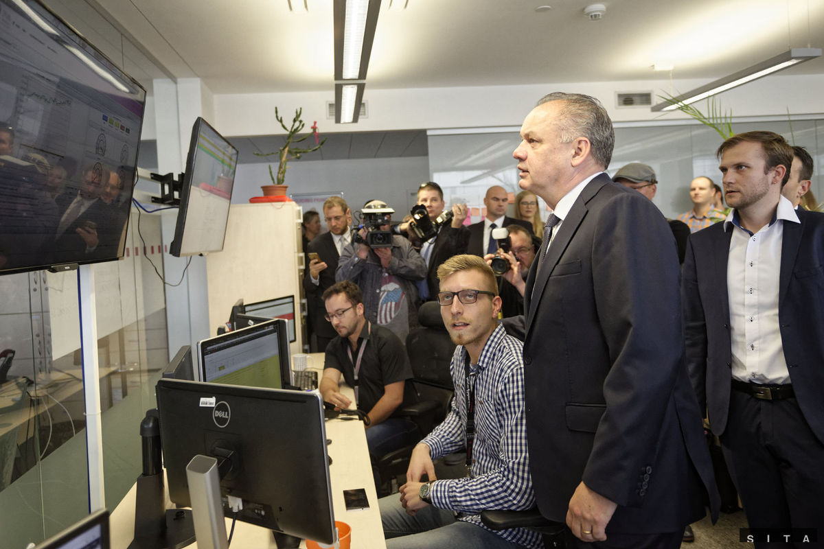 Prezident SR Andrej Kiska (druhý sprava) počas...