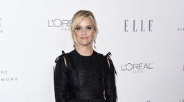 Herečka Reese Witherspoon si obliekla šaty Calvin Klein. 