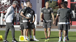 Ticho, hovorí tréner. Hviezdy Bayernu krotí dôchodca