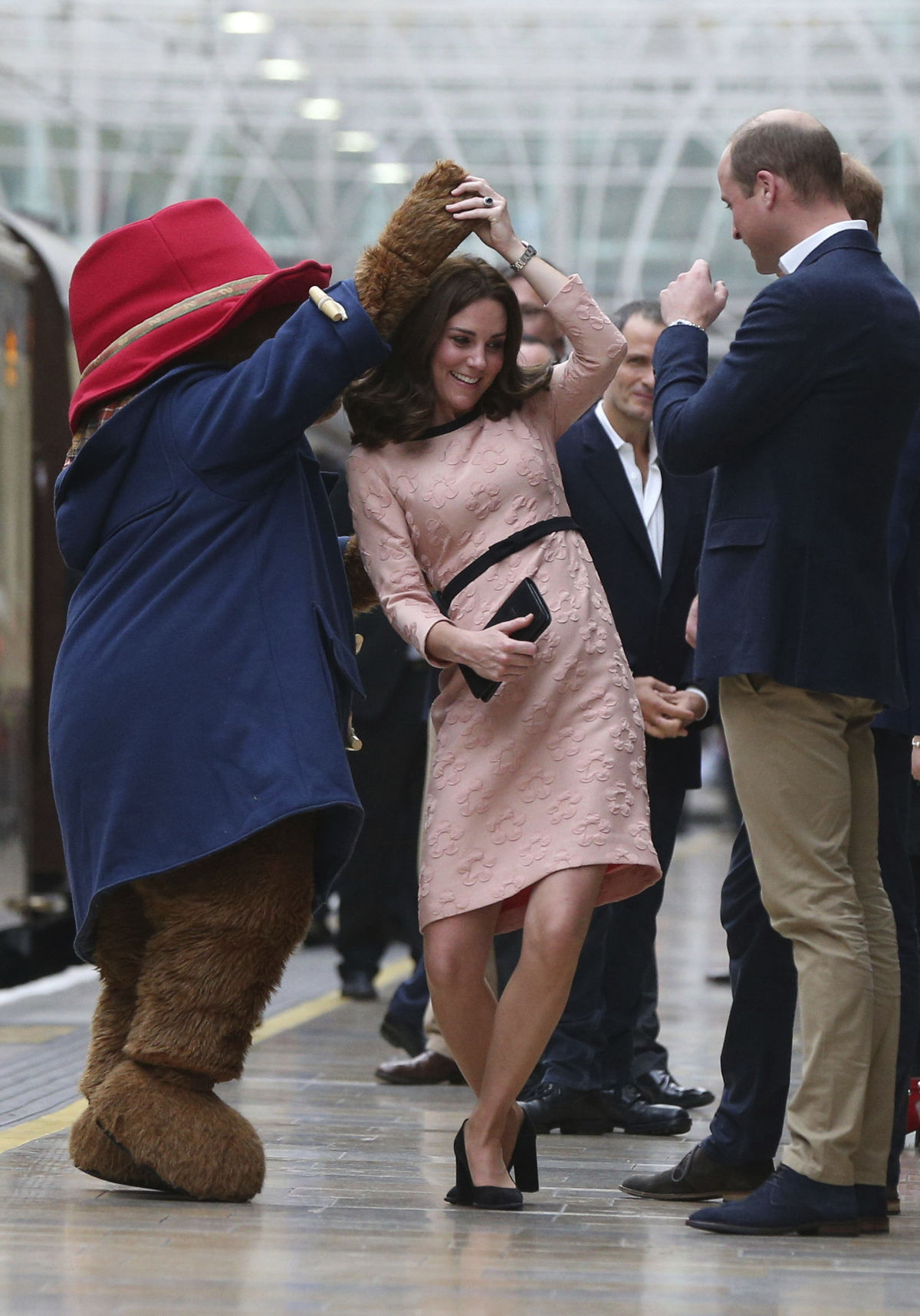 Vojvodkyňa Kate z Cambridge tancuje s...
