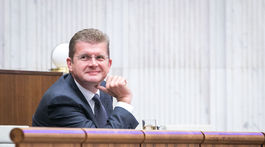 Schôdza o odmene advokátovi: Parlament prijal uznesenie Smeru