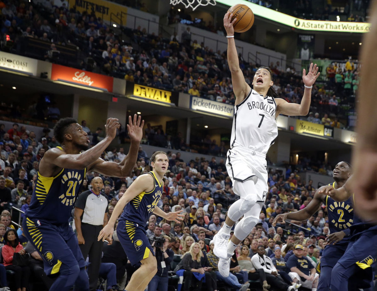 Jeremy Lin (s číslom 7) utrpel v súboji proti...