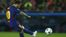 Súboj megahviezd. Messi naháňa Ronalda a je ďalším stovkárom