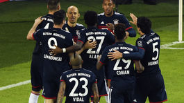 Bayern zdolal oslabený Hamburg. Dortmund remizoval
