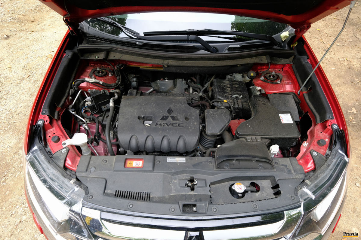 Dvojlitrový benzínový motor má s autom plné...