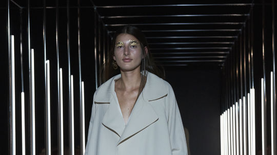 Modelka v kreácii dizajnérky Andrey...