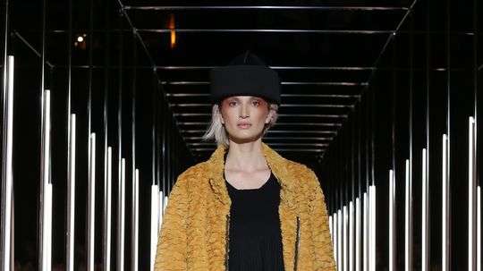 Modelka v kreácii dizajnéra Borisa Hanečku na...