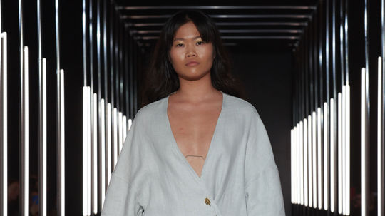 Modelka v kreácii dizajnéra Jakuba Straku na...