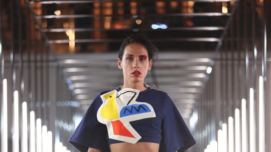 Modelka v kreácii dizajnérky Lenky Sršňovej na...