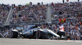 Suverénny Hamilton opäť vyhral. Na pódiu ho obkľúčili pretekári Ferrari