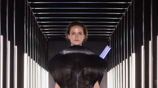 Modelka v kreácii dizajnéra Marcela Holubca na...