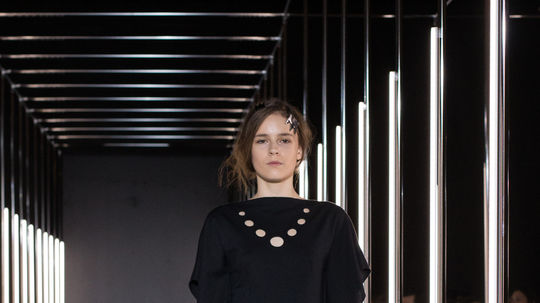 Modelka v kreácii dizajnéra Martina Havela na...