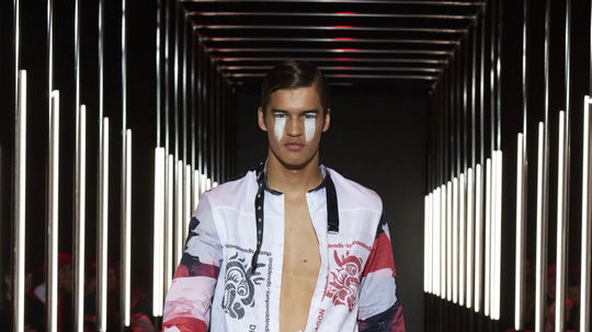 Model v kreácii dizajnéra Pavla Dendisa na...