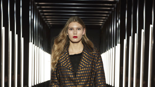 Modelka v kreácii Rozbora Couture na akcii...