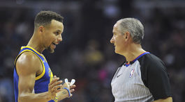 Golden State aj Cleveland padli, frustrovaní Stephen Curry a Durant nedohrali