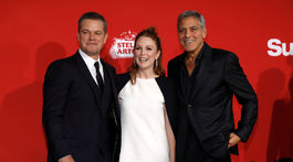 George Clooney (vpravo) a jeho filmoví kolegovia, ktorých obsadil do filmu Suburbicon - herečka Julianne Moore a herec Matt Damon