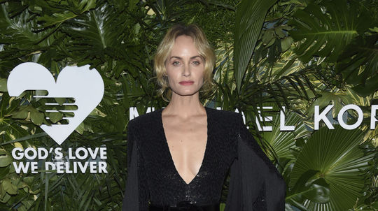 Herečka a modelka Amber Valletta v kreácii od...