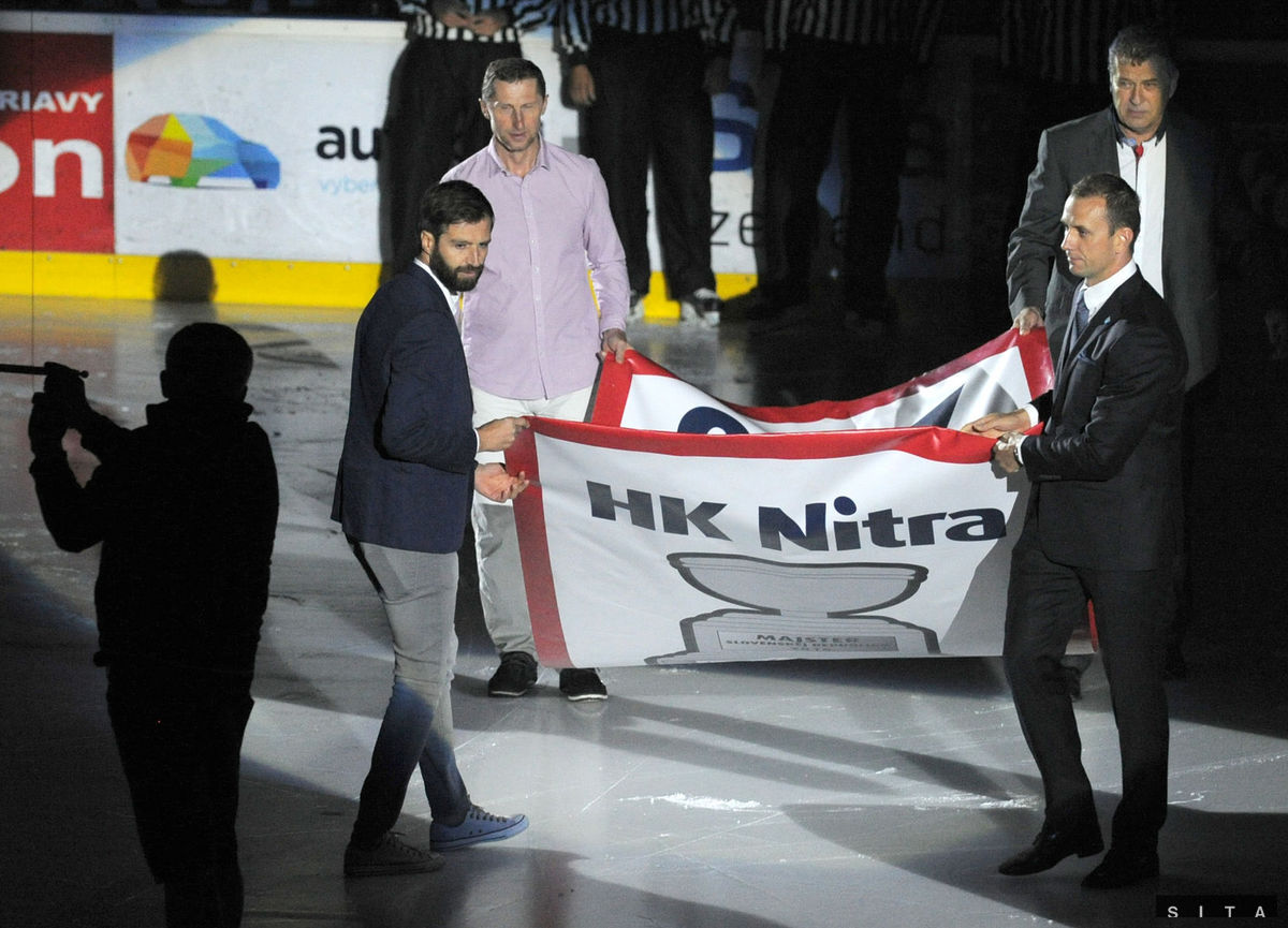 Šéf HK Nitra Miroslav Kováčik (vpravo vpredu)...
