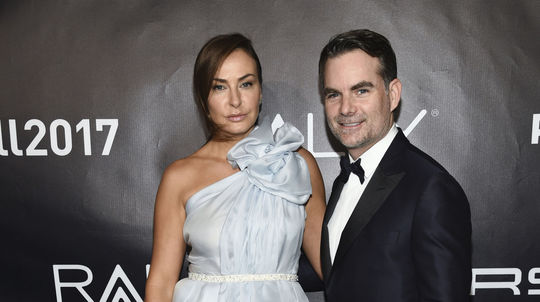 Americký pretekár Jeff Gordon a jeho manželka...